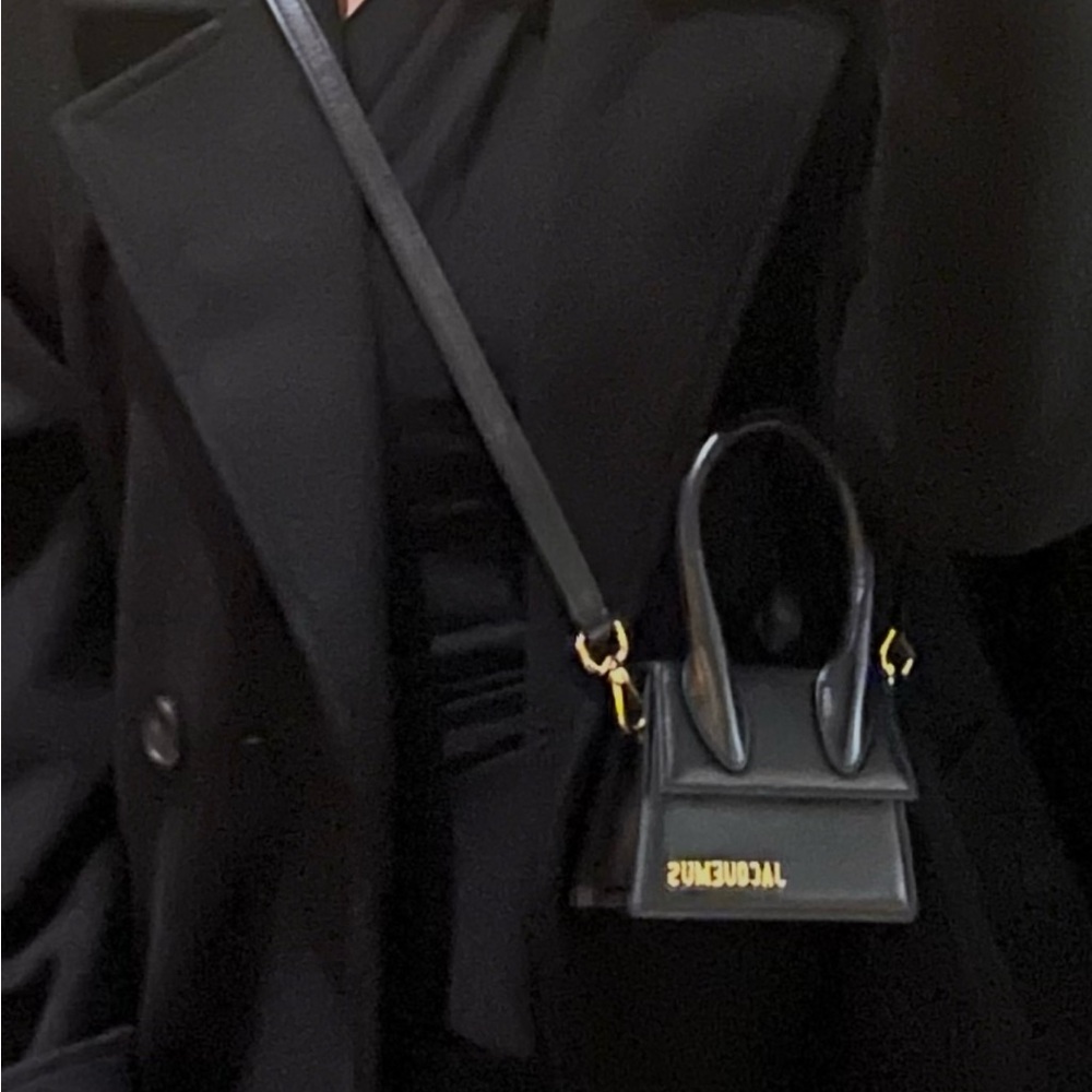 Jacquemus Elegant Black Leather Handbag - Picture 2 of 4